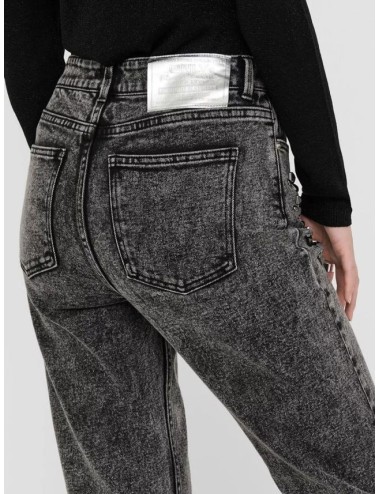 Jeans mom fit crop tachas...