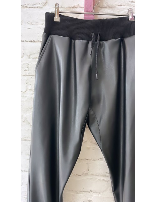 Pantalon jogger efecto piel...